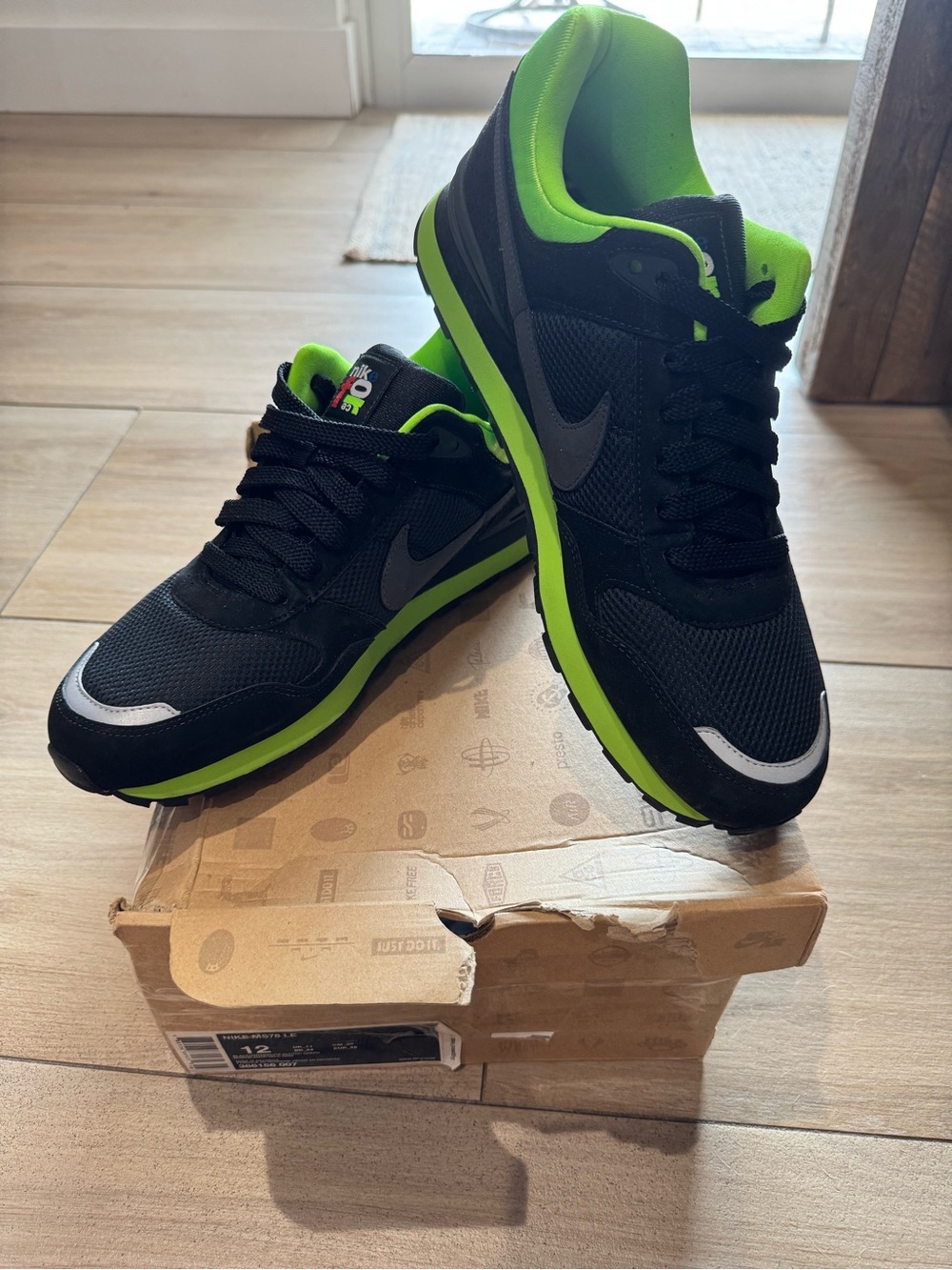 Nike Men's Black and Neon Green Athletic Running Shoes